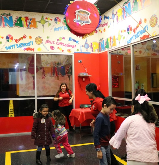 Salón de fiesta con decoración colorida