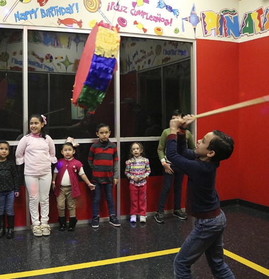 Fiesta con piñata para niños