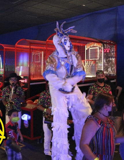 Entretenimiento y zancos en el evento