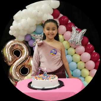 Mesa de fiesta con pizza y cupcakes