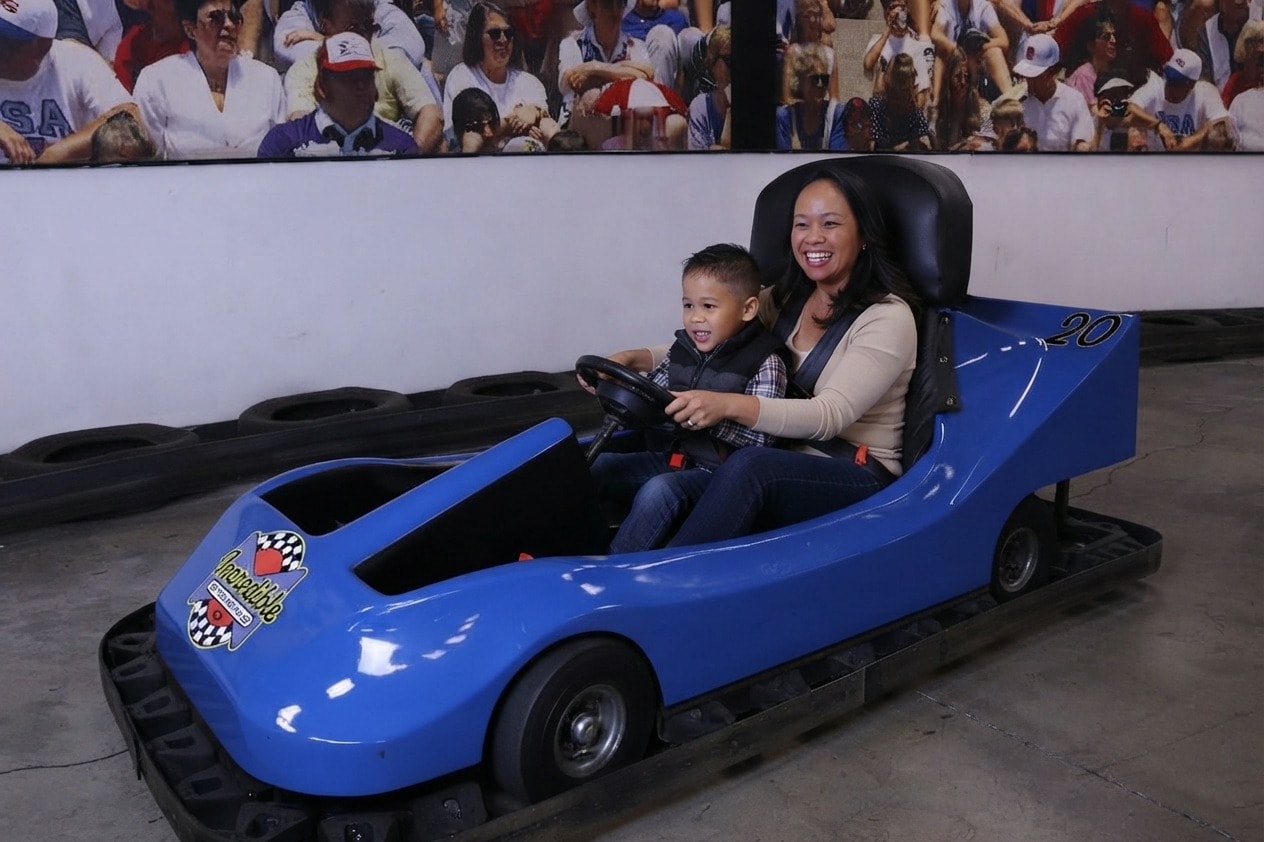 Madre e hijo en go-kart Rápido y Furioso